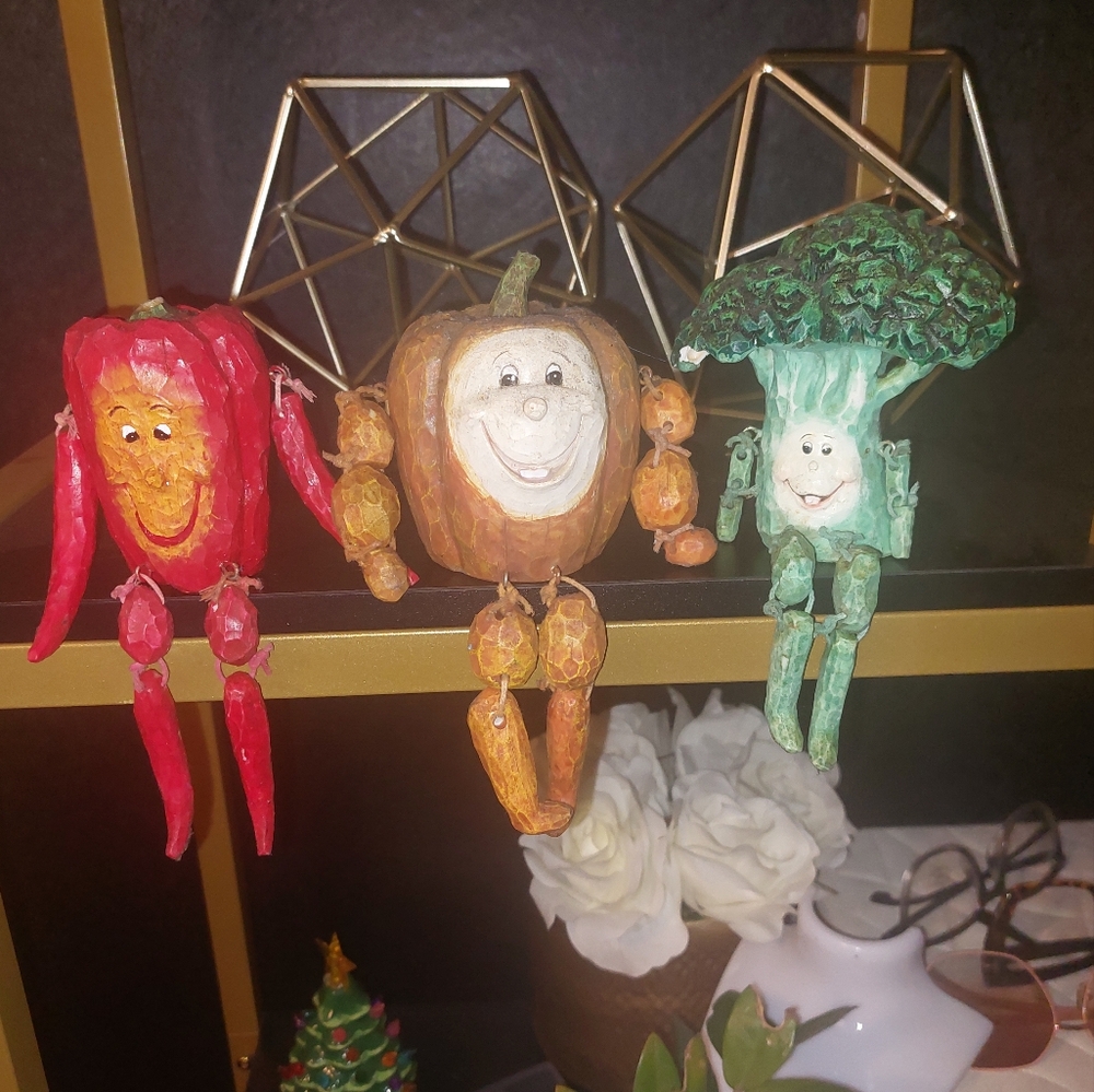 Anthromorphic Set Of 3 Resin Vegetable Shelf Sitters Pumpkin Broccoli Hot Pepper